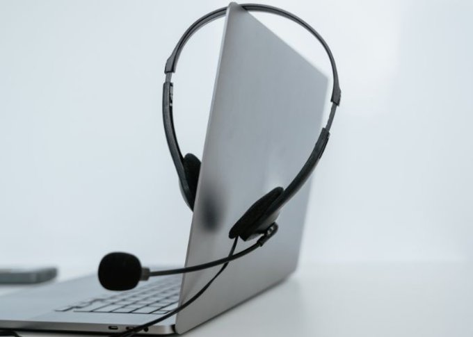 Słuchawki z mikrofonem podpięte do laptopa